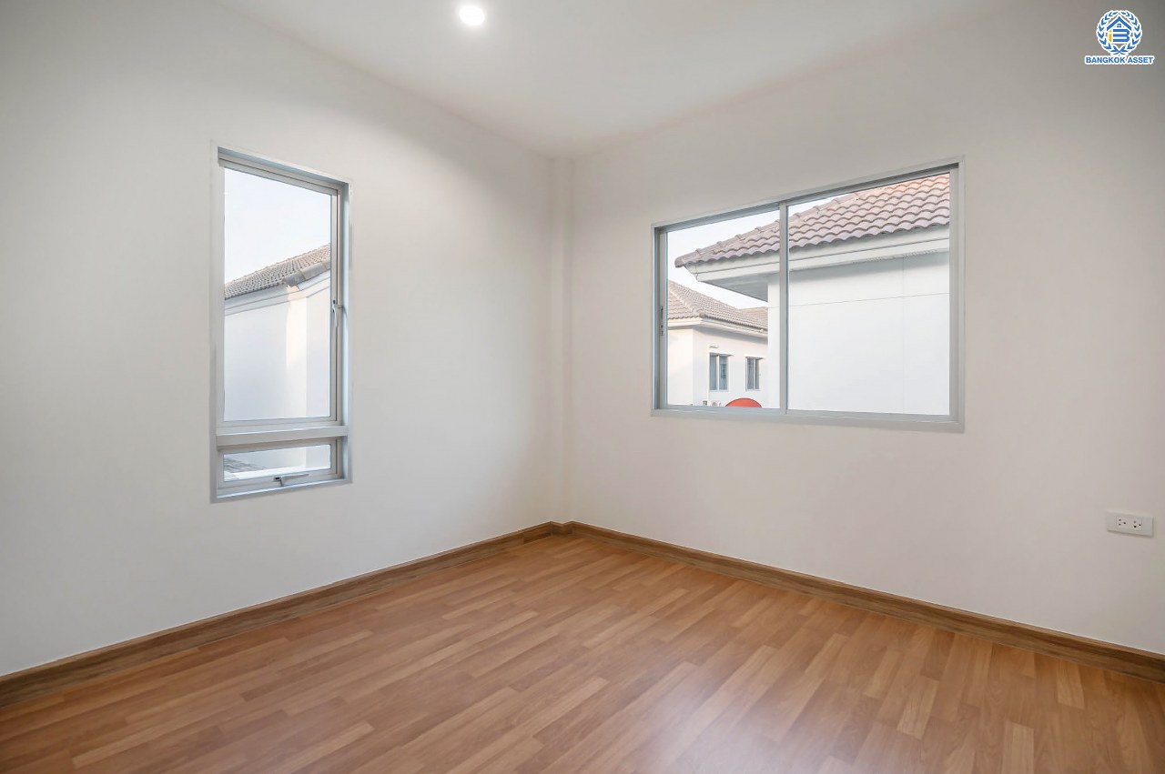 บ้านมือสองตกแต่งใหม่ โครงการ ไลฟ์ บางกอก บูเลอวาร์ด พระราม5 ตกแต่งหรูหรา เนื้อที่ 52.3 ตร.ว. ฟังก์ชัน 3 ห้องนอน 3 ห้องน้ำ 1 ห้องอเนกประสงค์ จอดรถได้ 2 คัน บนทำเลเชื่อมต่อเมือง ใกล้รถไฟฟ้าสายสีม่วง "สถานีแยกติวานนท์" จุดขึ้นทางด่วน "ศรีรัช" และรายล้อมด้วยสิ่งอำนวยความสะดวกครบ